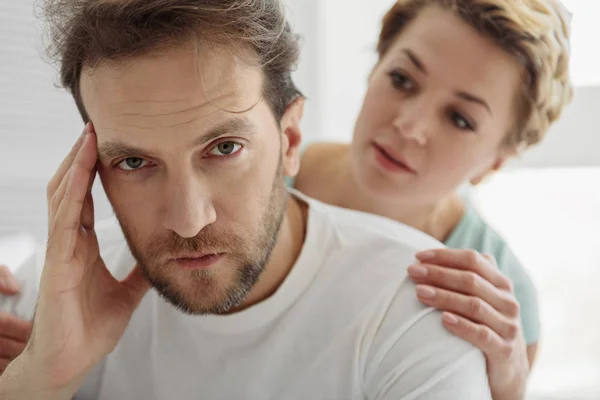 Triste marido tem alguns problemas — Fotografia de Stock