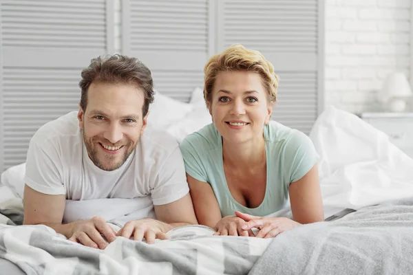 陽気な既婚男性と女性の寝具でリラックス — ストック写真