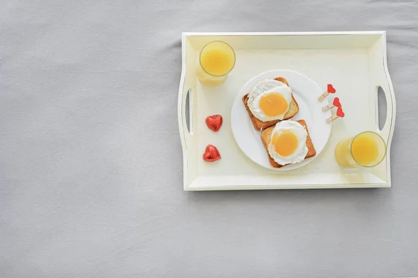 Romantyczne śniadanie na pościel w domu — Zdjęcie stockowe