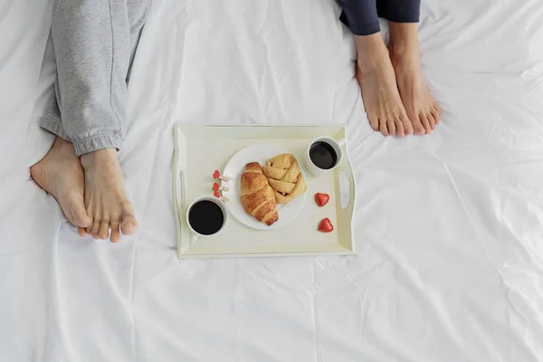 Man en vrouw ontbijten in slaapkamer — Stockfoto