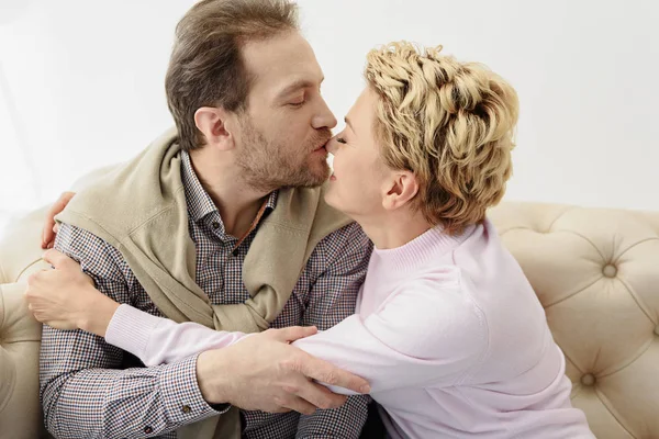 Joyful homem e mulher desfrutando beijo — Fotografia de Stock