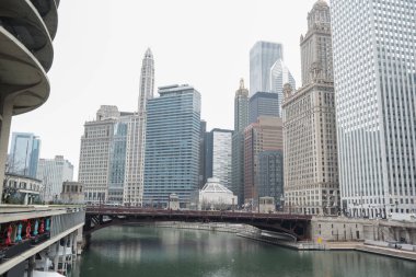 Nehir kenarında topografyanın heybetli yüksek binalar