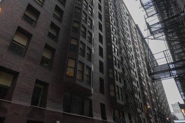 Mat gri yüksek katlı bina içinde USA