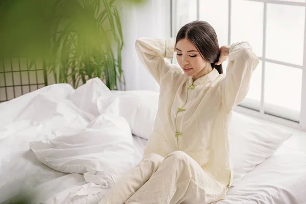 Gelukkig Aziatische vrouw ontspannen in appartement — Stockfoto