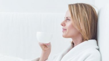 Neşeli genç kadının Spa'da sıcak içecek