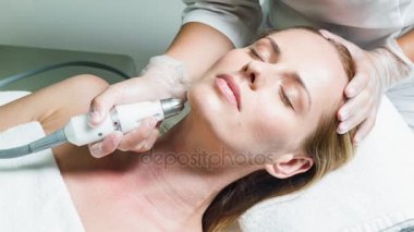 Kadın yüzü aygıt tarafından masaj profesyonel güzellik uzmanı