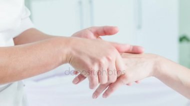 Usta güzellik kolun masaj geçiyor