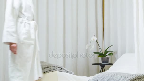 Calm lady having rest after treatment in beauty salon — Stock Video