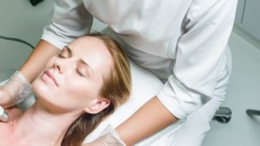 Güzellik salonunda cilt bakım tedavi zevk serin Bayan