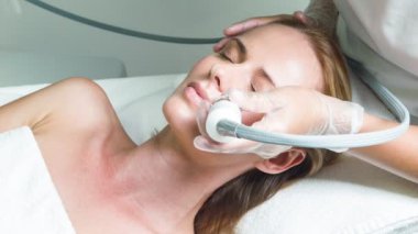 Usta güzellik kadın yüzü tarafından özel ekipman tedavi