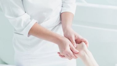 İnsan eli pampering profesyonel güzellik uzmanı