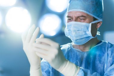 Özenli olgun doktor maskesi ve kap