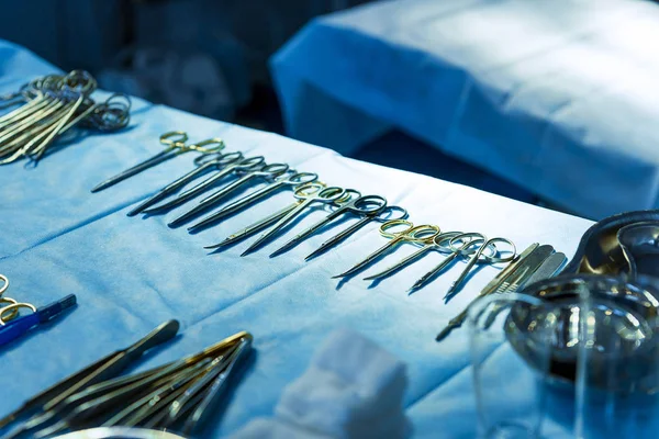 Zróżnicowane instrumenty chirurgiczne w oświetlone miejsca — Zdjęcie stockowe
