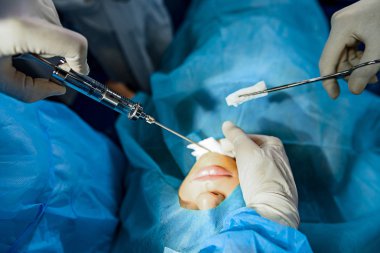 Steril tıbbi aletler kullanarak doktorlar