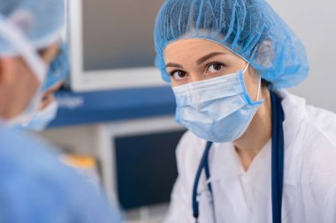 Bir kadın doktor ciddi göz atmak