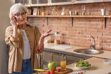 Sağlıklı yaşlı kadın iletişim telefonu