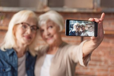 Neşeli olgun bayanlar selfie mutfakta yapma