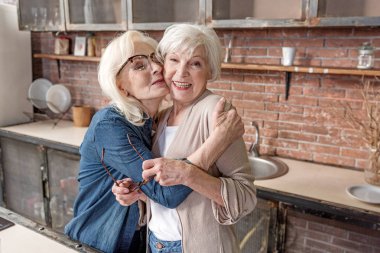 Kucaklayan ve gülerek neşeli kadınlar