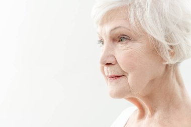 Buruşuk yaşlı kadın hayat hakkında düşünme