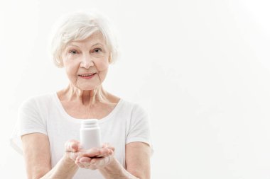 Mutlu yaşlı kadın hap almak için tavsiye