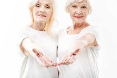 Heyecanlı olgun Bayanlar tarafından jest kişi davet etme