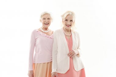 Şık giysiler içinde poz mutlu olgun Bayan arkadaşlar