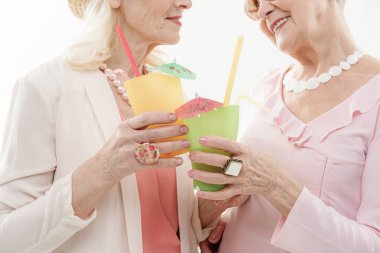 Onların tatil zevk neşeli kadınlar