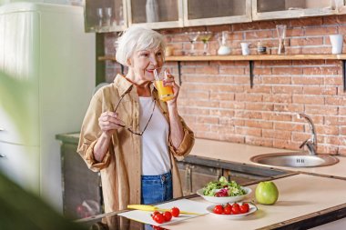 Neşeli yaşlı kadın onun sağlık bakım