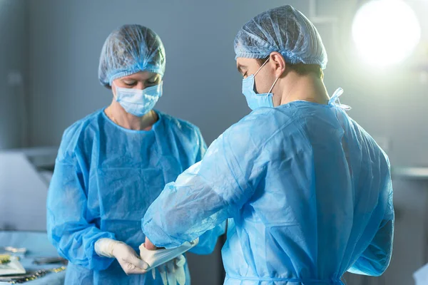 Médicos preparándose para la operación — Foto de Stock