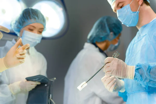 Серьезные уверенные врачи делают операцию — стоковое фото