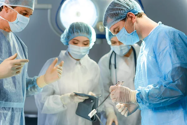 Серьезные врачи в операционной — стоковое фото