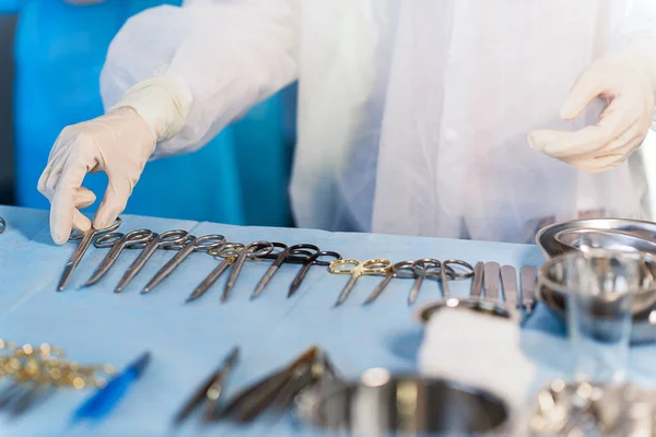 Médico tocando a ferramenta médica — Fotografia de Stock