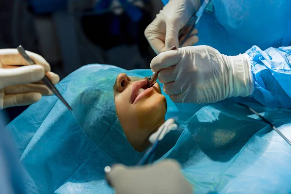 Cirurgiões precisos na sala de cirurgia — Fotografia de Stock