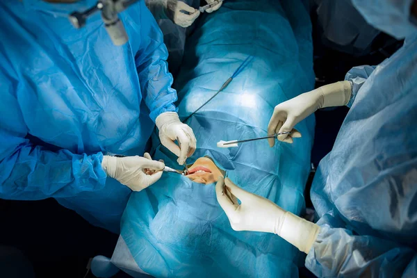 Лікарі проводять операцію на жіночому підборідді — стокове фото