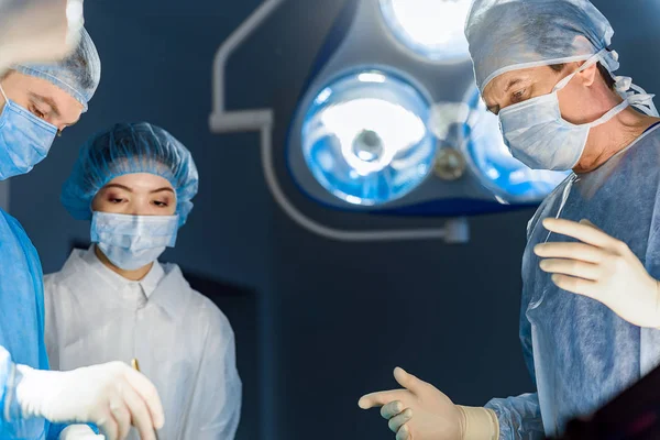 Серьезные врачи в операционной — стоковое фото