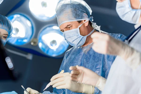 Chirurgien inquiet en salle d'opération — Photo