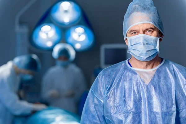 Беспокойный хирург в операционной — стоковое фото