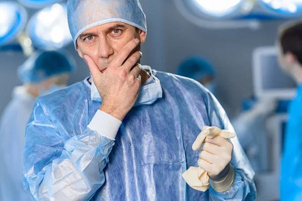 Zdenerwowany mężczyzna lekarza w sali operacyjnej — Zdjęcie stockowe