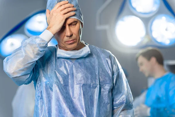 Разочарованный врач в операционной — стоковое фото