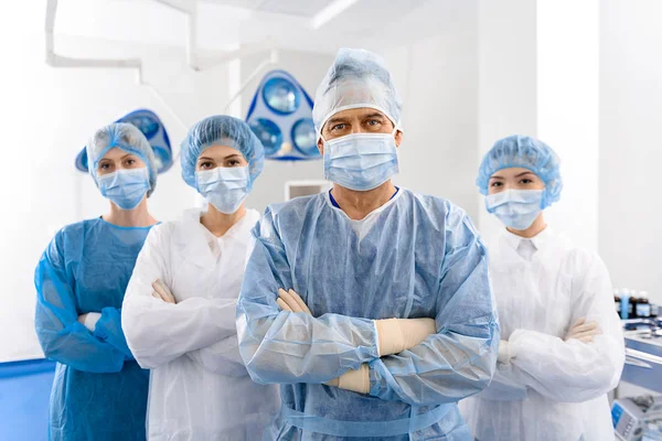 Médicos sérios na sala de operações — Fotografia de Stock