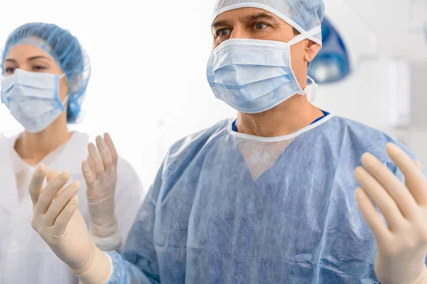 Vážnou doktor na operačním sále — Stock fotografie