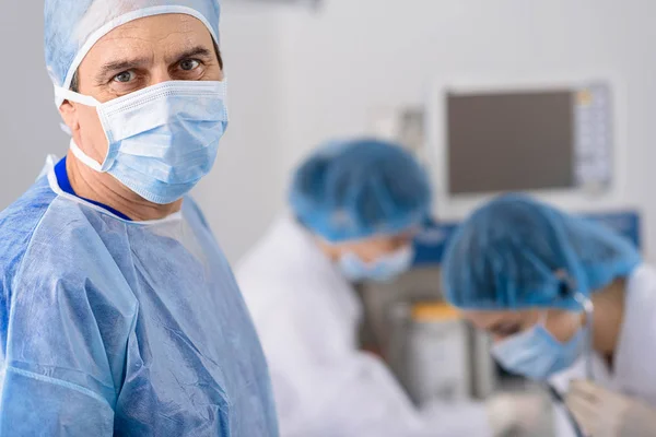 Уверенный врач-мужчина в операционной — стоковое фото