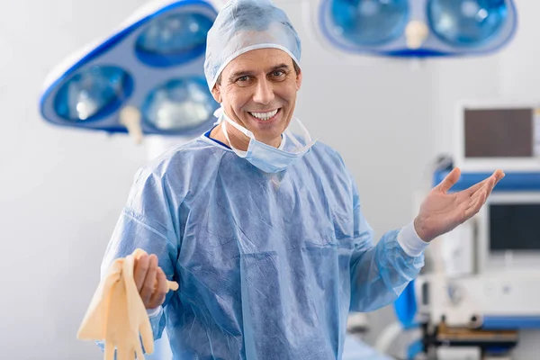 Gelukkig lachend doctor in de operationele-kamer — Stockfoto
