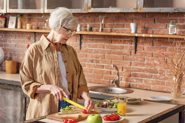 Serine alte Dame bereitet gesundes Frühstück zu — Stockfoto