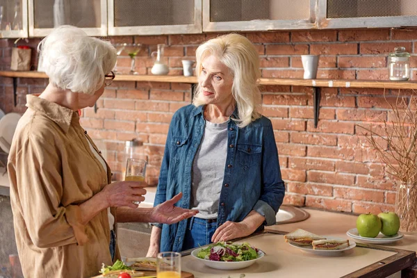 Señoras mayores hablando en la sala de cocina — Foto de Stock