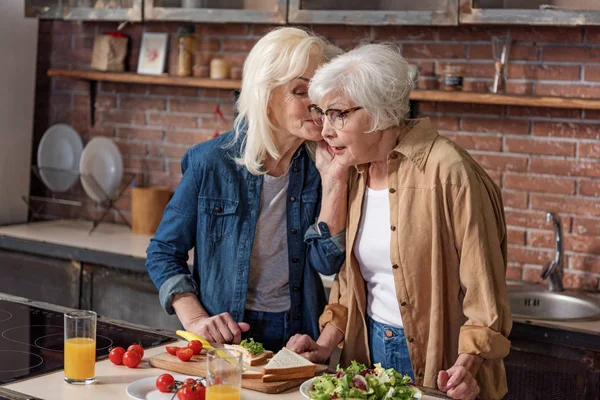 Ancianas sanas hablando durante la preparación de alimentos — Foto de Stock