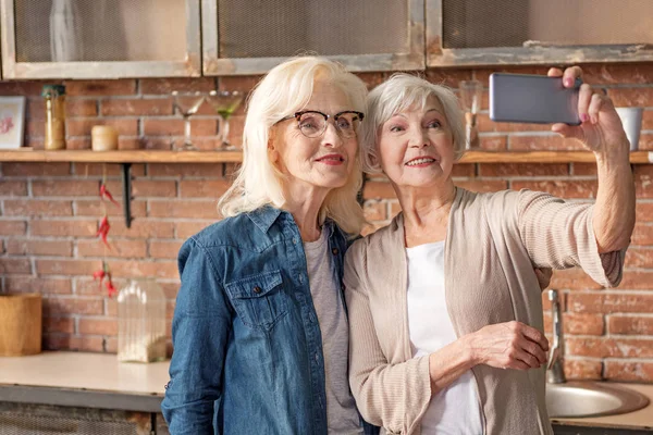 Las abuelas modernas se divierten con el teléfono inteligente — Foto de Stock