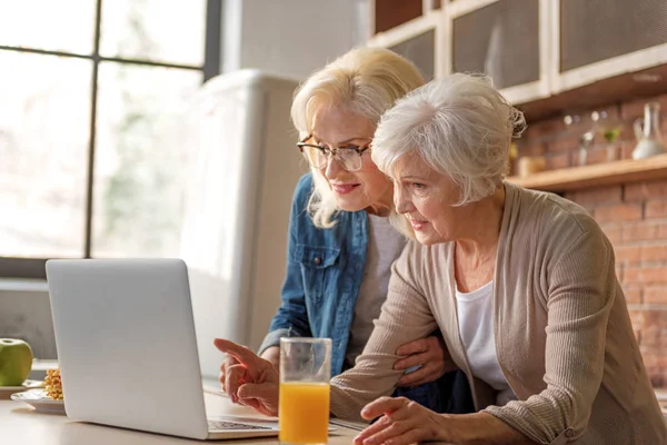 Feliz ancianas leyendo receta de internet — Foto de Stock