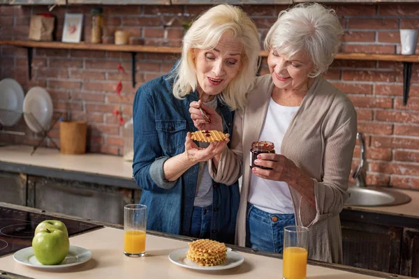 Emocionadas señoras mayores disfrutando de comida dulce saludable — Foto de Stock