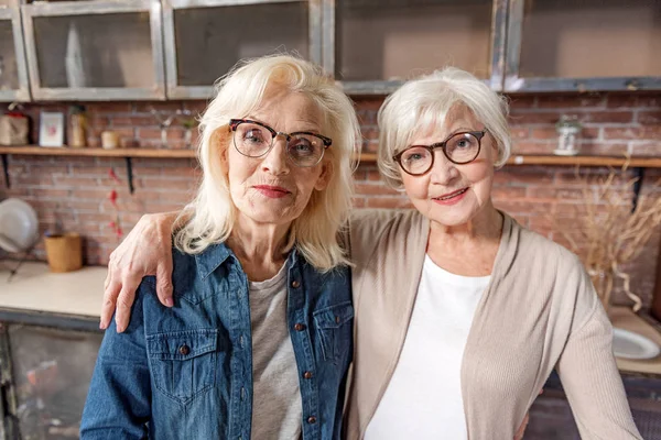 Alegre señoras mayores tienen amistad genuina — Foto de Stock